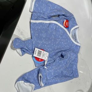 NWT magnetic me baby outfit. Size 0-3 months.